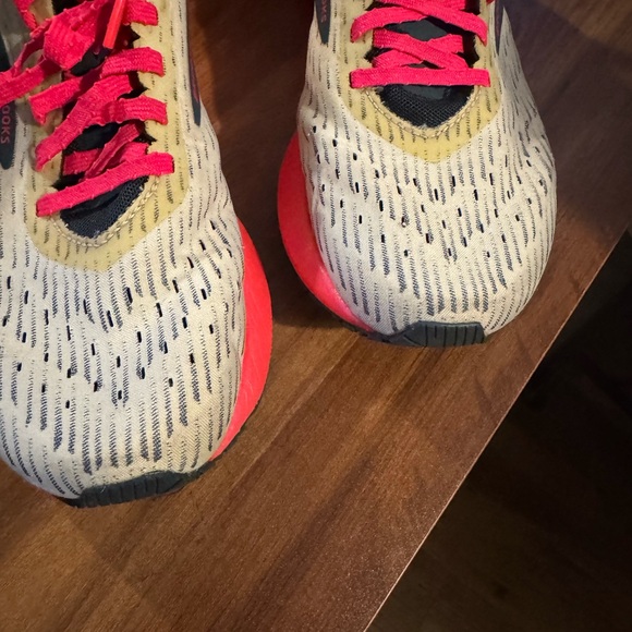 Brooks Hyperion Tempo Shoes in Gray / Neon Pink - Picture 3 of 8